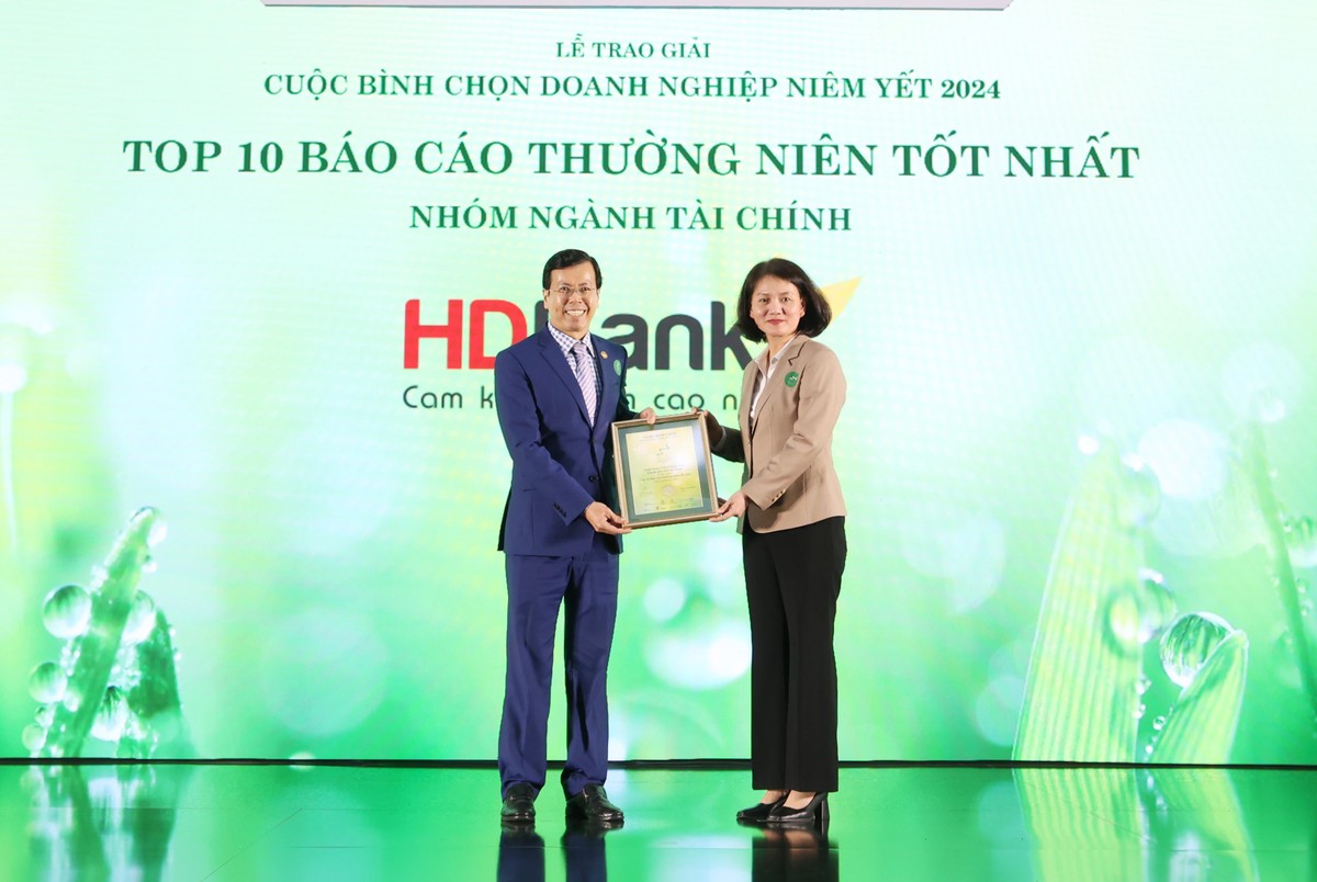Bà Nguyễn Thị Việt Hà – Quyền Chủ tịch Công ty, Sở Giao dịch 99Kl99 link đăng nhập TP.HCM trao giải cho đại diện HDBank Top 10 BCTN tốt nhất ngành Kl991.com nạp rút nhanh