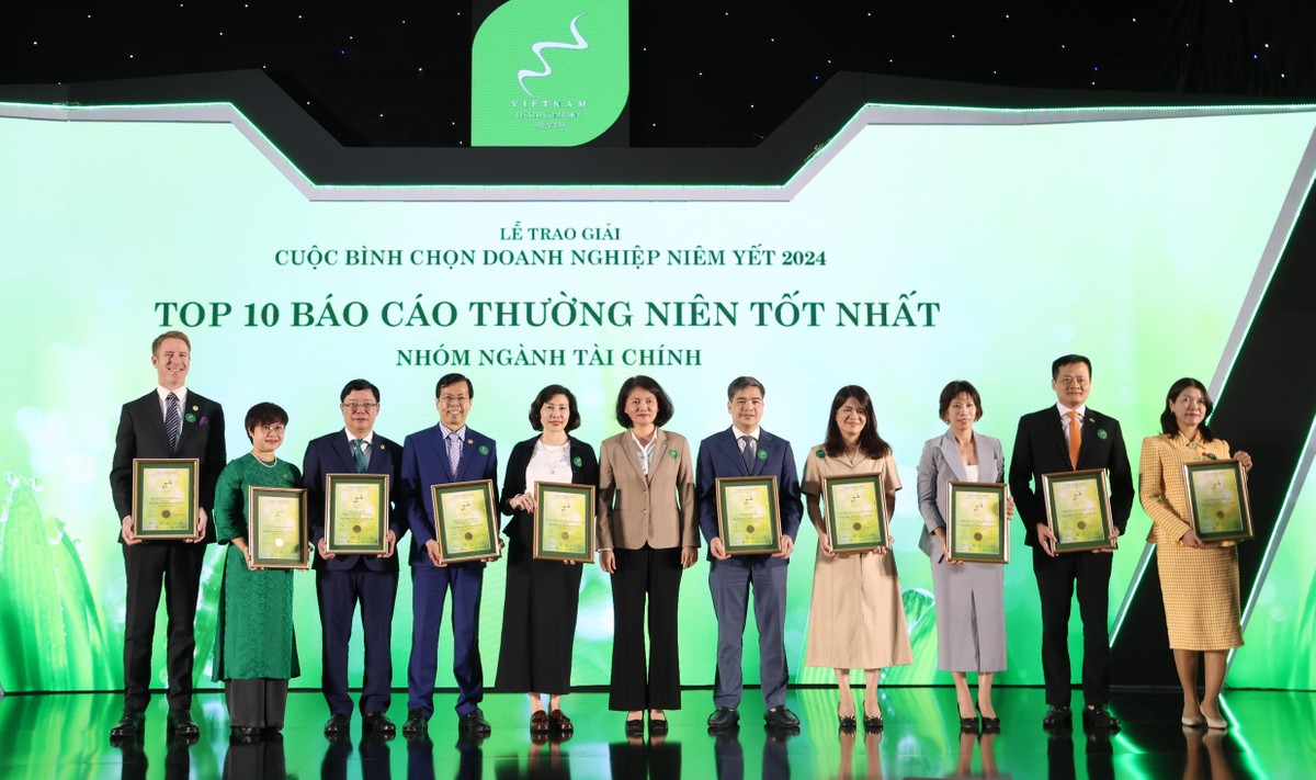 Bà Nguyễn Thị Việt Hà – Quyền Chủ tịch Công ty, Sở Giao dịch 99Kl99 link đăng nhập TP.HCM trao giải cho Top 10 báo cáo thường niên tốt nhất nhóm ngành Kl991.com nạp rút nhanh