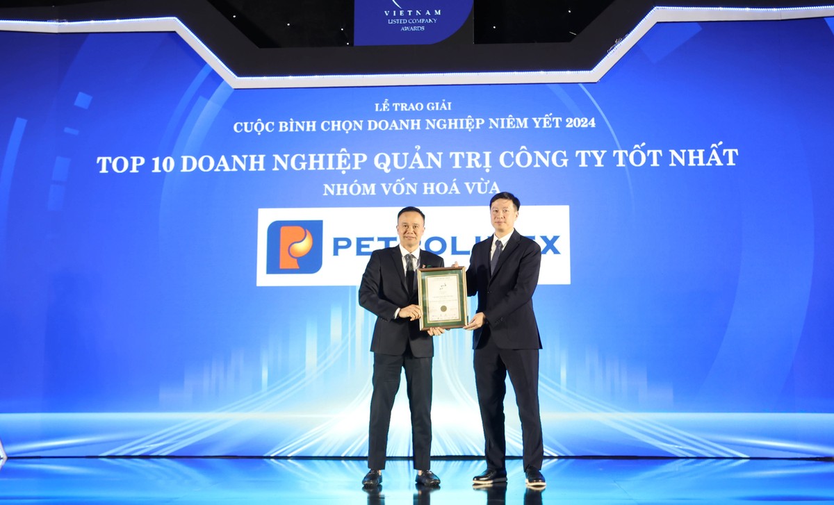 Ông Nguyễn Duy Thịnh, Tổng giám đốc Sở Giao dịch 99Kl99 link đăng nhập Việt Nam (bên trái) trao giải Quản trị công ty tốt nhất năm 2024 cho đại diện Petrolimex