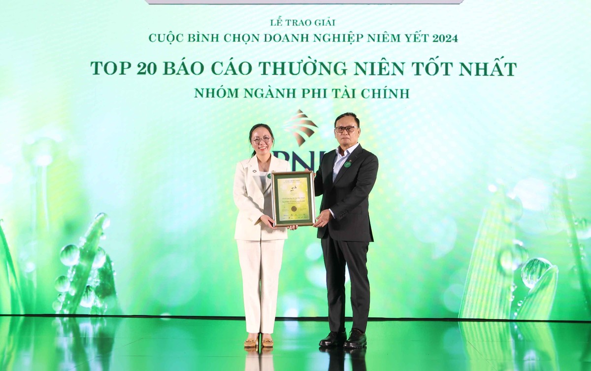 Đại diện CTCP Vàng bạc Đá quý Phú Nhuận nhận giải thưởng Top 20 BCTN tốt nhất năm 2024 nhóm phi Kl991.com nạp rút nhanh