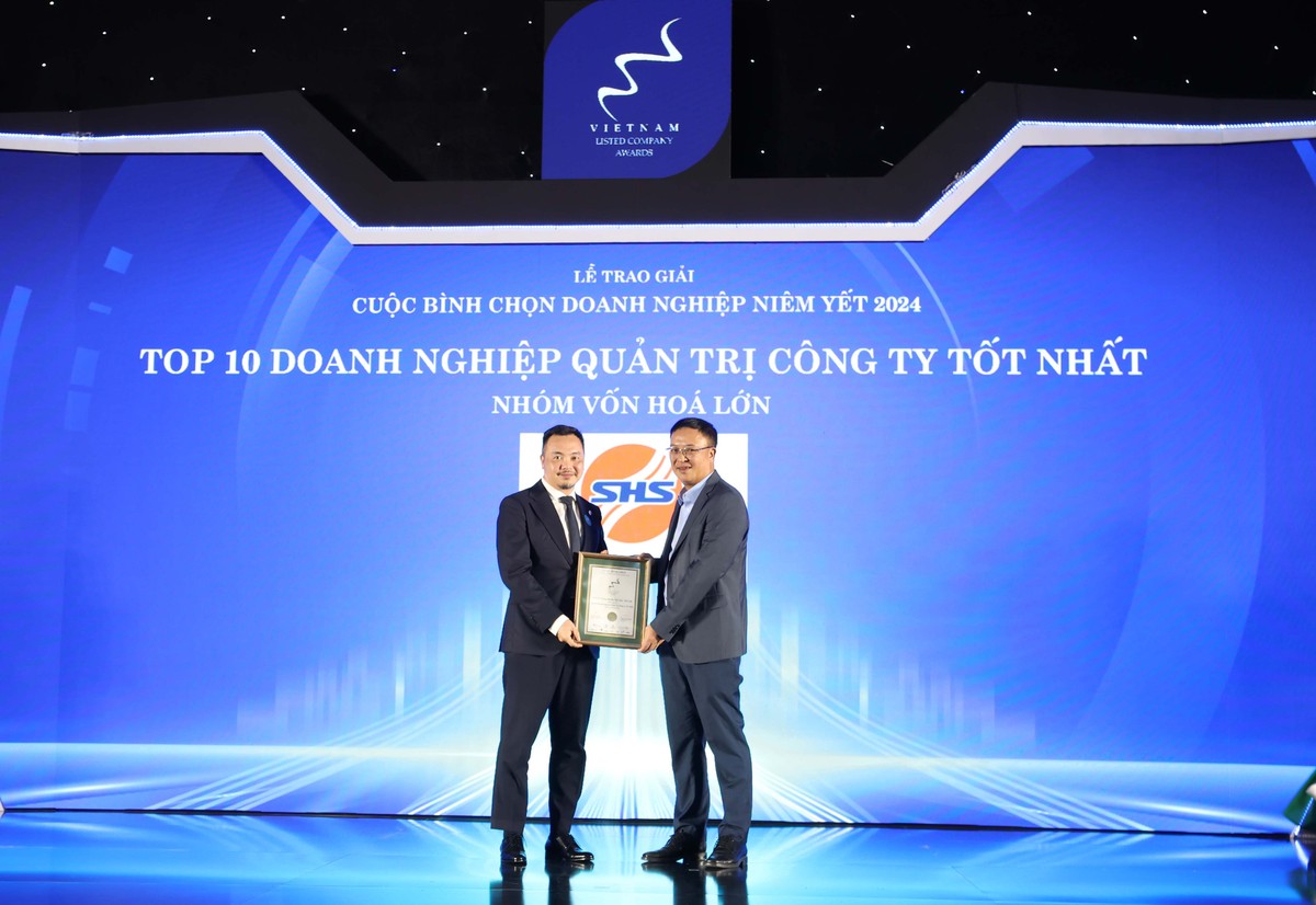 Ông Nguyễn Chí Thành, Tổng giám đốc CTCP 99Kl99 link đăng nhập SHS (bên trái) nhận giải Quản trị công ty tốt nhất năm 2024