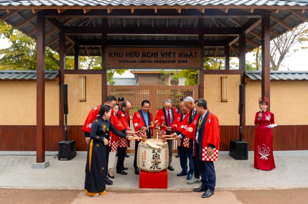 Đại biểu tham gia lễ khánh thành Làng văn hóa Việt- Nhật thực hiện nghi thức đập rượu Sake truyền thống của người Nhật Bản