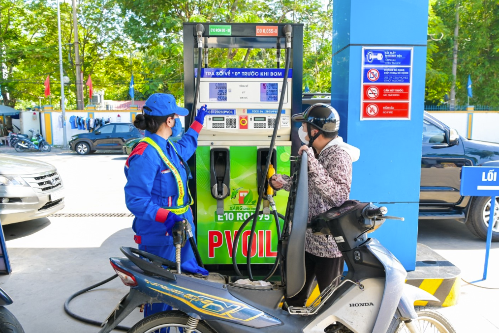 Bán xăng E10 tại cửa hàng KL99 dịch vụ hỗ trợ 24/7 PVOIL