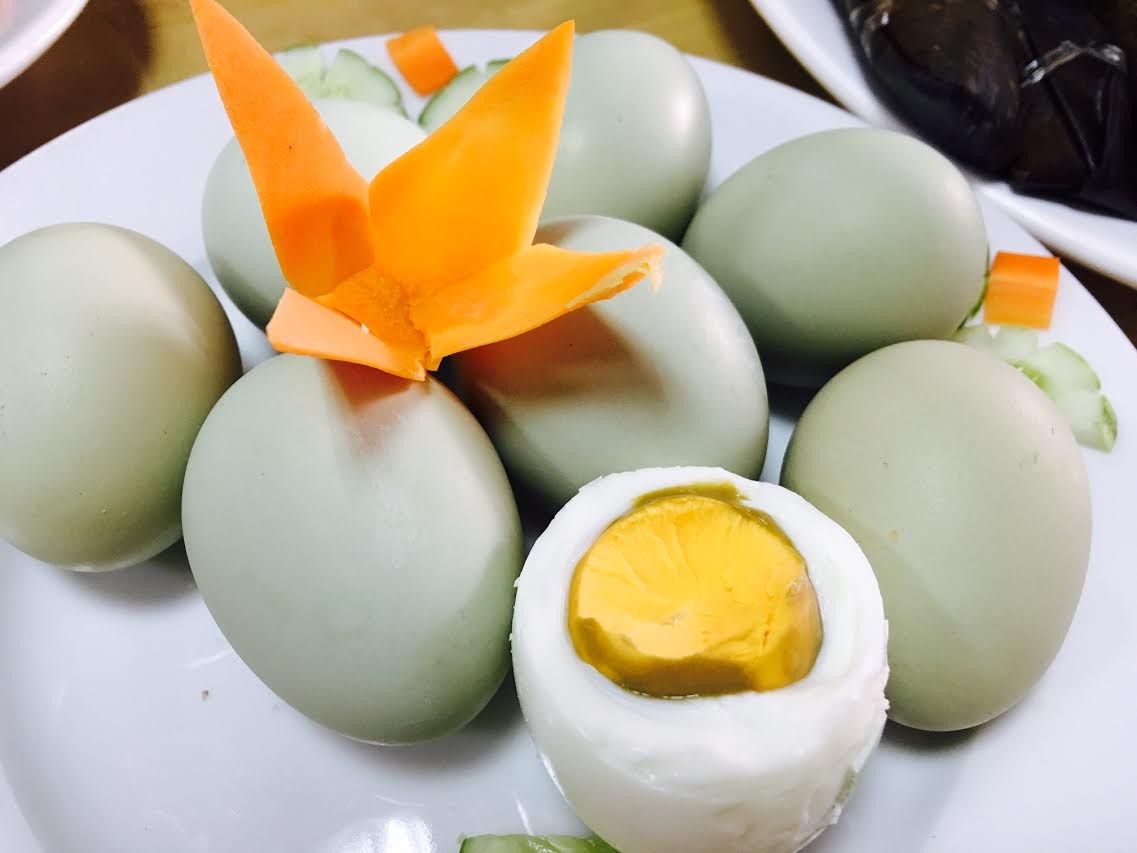 Giật mình trứng gà xanh siêu lạ, mỗi ngày bán 10.000 quả ảnh 4