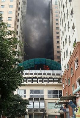 Hà Nội: Cháy lớn tại bể bơi lọt giữa 3 tòa chung cư Xa La ảnh 1