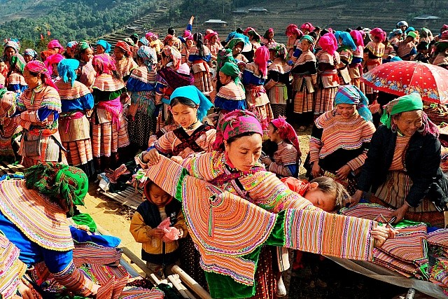 Khám phá những phiên chợ hấp dẫn du khách nước ngoài ảnh 1