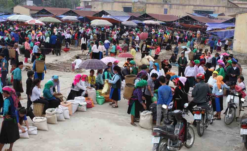 Khám phá những phiên chợ hấp dẫn du khách nước ngoài ảnh 6