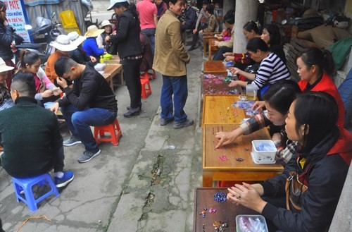Chợ đá quý lớn nhất miền Bắc náo nhiệt dịp Tết ảnh 1 Chợ đá quý lớn nhất miền Bắc náo nhiệt dịp Tết ảnh 1