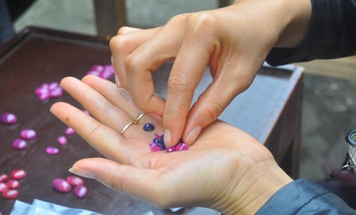 Chợ đá quý lớn nhất miền Bắc náo nhiệt dịp Tết ảnh 5 Chợ đá quý lớn nhất miền Bắc náo nhiệt dịp Tết ảnh 5