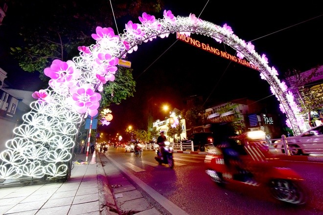 Hà Nội giảm lòe loẹt trong trang trí đường phố ảnh 4