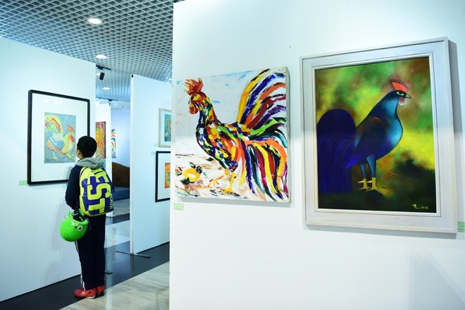 Tranh gà đua sắc trong triển lãm đón Tết Đinh Dậu ảnh 2 Tranh gà đua sắc trong triển lãm đón Tết Đinh Dậu ảnh 2
