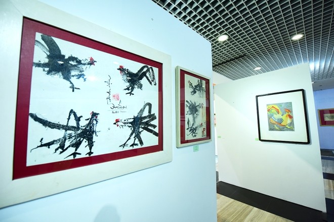 Tranh gà đua sắc trong triển lãm đón Tết Đinh Dậu ảnh 3 Tranh gà đua sắc trong triển lãm đón Tết Đinh Dậu ảnh 3