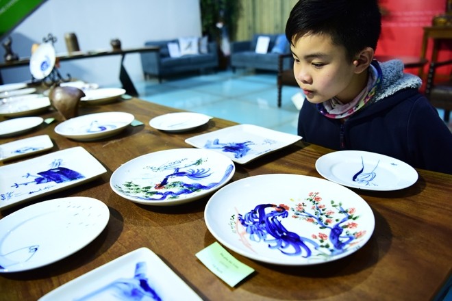 Tranh gà đua sắc trong triển lãm đón Tết Đinh Dậu ảnh 8 Tranh gà đua sắc trong triển lãm đón Tết Đinh Dậu ảnh 8