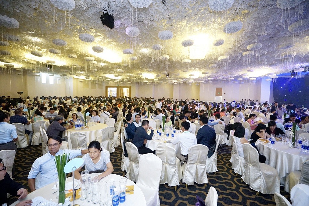 Kl994 game bài casino hấp dẫn Hà Đô chúc mừng khách hàng trúng thưởng xe Mercedes đầu tiên ảnh 2
