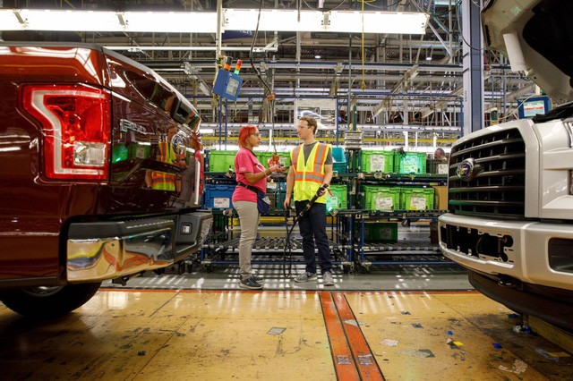 Mark Zuckerberg “thử việc” tại nhà máy Ford ảnh 3