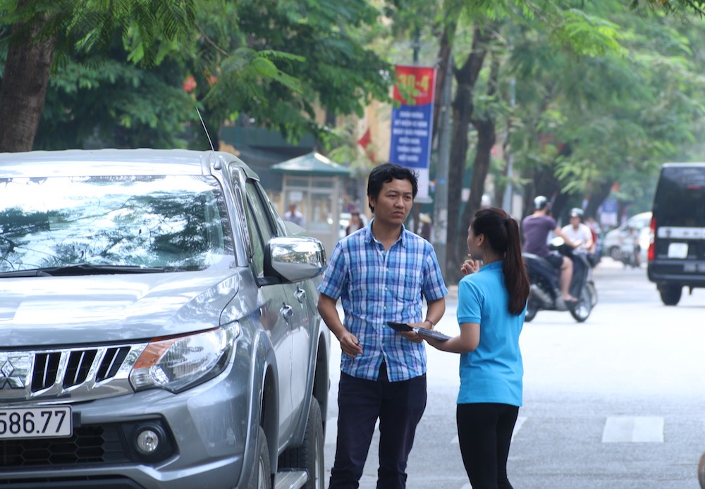 Hà Nội: Người dân lúng túng khi sử dụng công nghệ đỗ xe thông minh ảnh 4