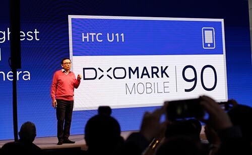 HTC ra mắt smartphone U11 vỏ đổi màu, cảm ứng cạnh viền ảnh 3
