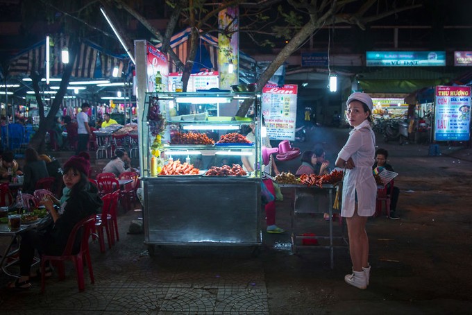 Đêm Việt Nam 'diệu kỳ' trong mắt khách Tây ảnh 2