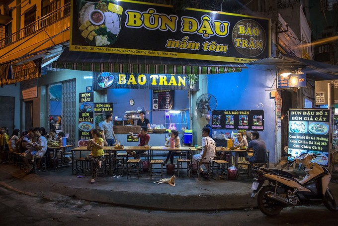 Đêm Việt Nam 'diệu kỳ' trong mắt khách Tây ảnh 8