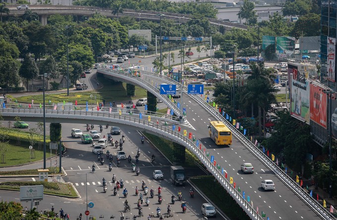 Cầu vượt vào sân bay Tân Sơn Nhất thông thoáng ngày khánh thành ảnh 2
