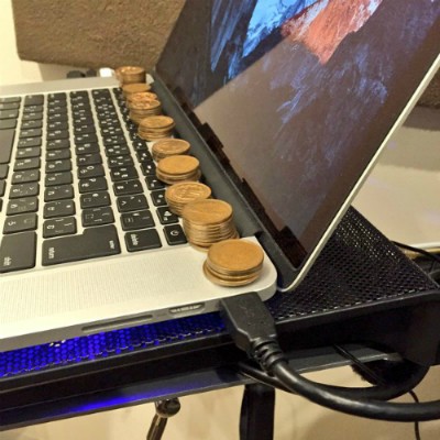Người Nhật làm mát laptop bằng tiền xu ảnh 2