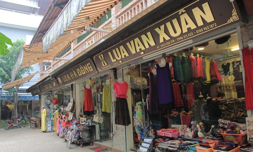 Không chỉ ở Khaisilk, lụa Trung Quốc còn bán cả ở làng nghề Vạn Phúc, phố cổ Hà Nội ảnh 2