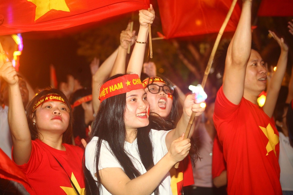 HÌnh ảnh người dân TP.HCM xuống đường mừng chiến thắng của U 23 Việt Nam ảnh 2 HÌnh ảnh người dân TP.HCM xuống đường mừng chiến thắng của U 23 Việt Nam ảnh 2
