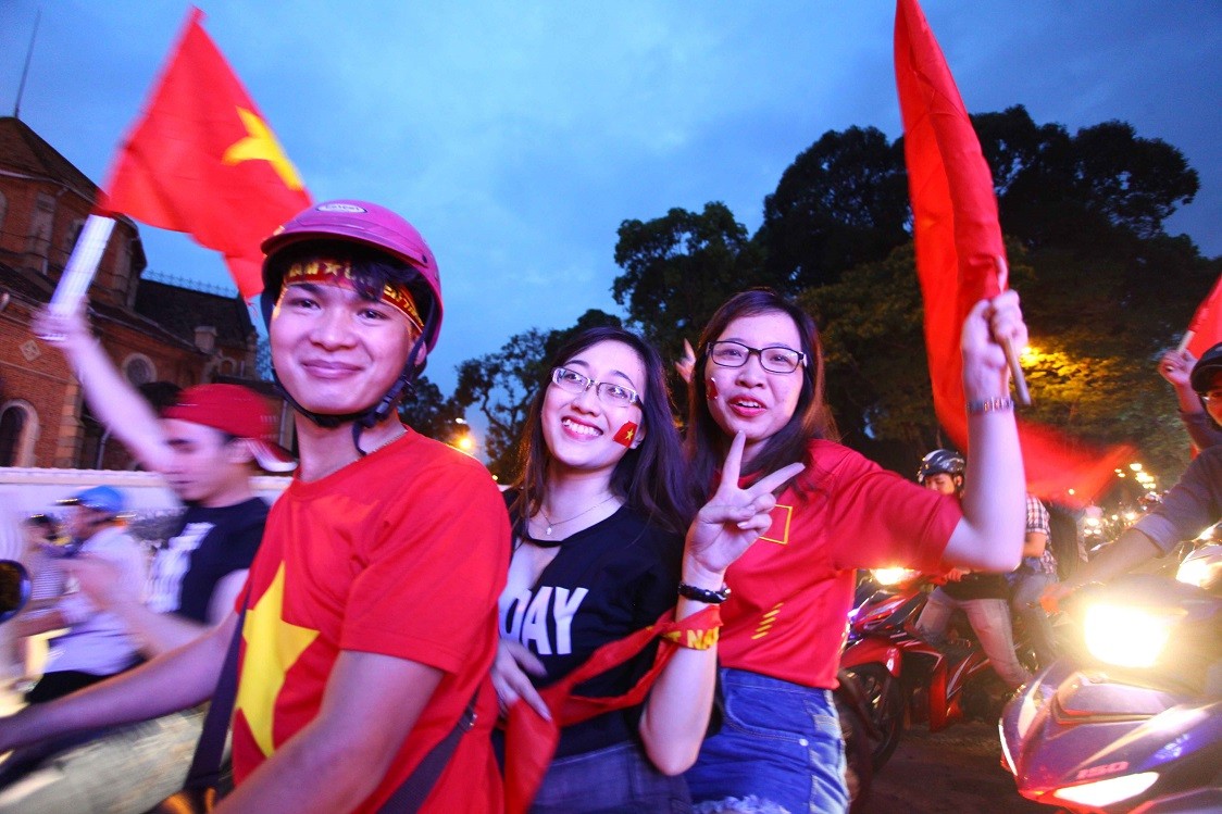 HÌnh ảnh người dân TP.HCM xuống đường mừng chiến thắng của U 23 Việt Nam ảnh 5 HÌnh ảnh người dân TP.HCM xuống đường mừng chiến thắng của U 23 Việt Nam ảnh 5