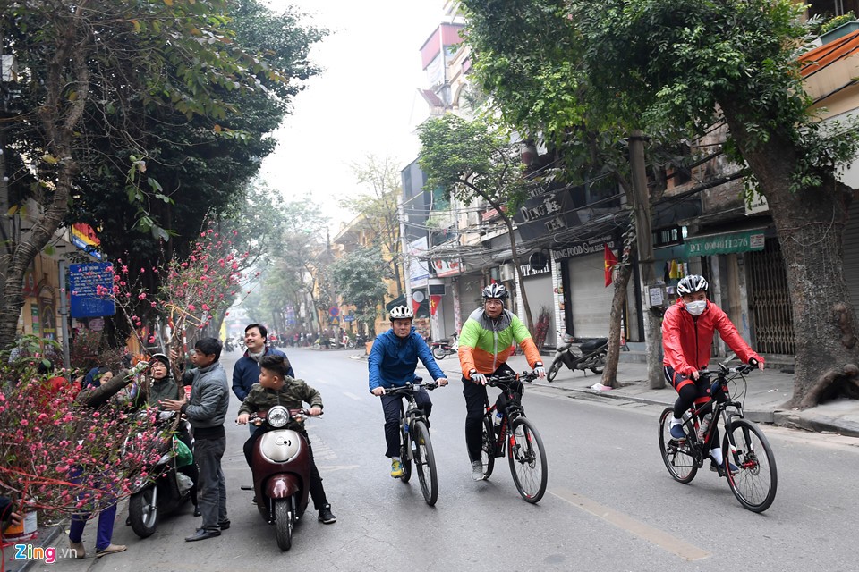 Thảnh thơi dạo chơi mua sắm ngày 29 Tết ảnh 1 Thảnh thơi dạo chơi mua sắm ngày 29 Tết ảnh 1
