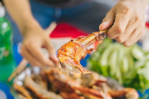 Gà đốt lá chúc - món chỉ ngon khi ăn ở An Giang ảnh 2