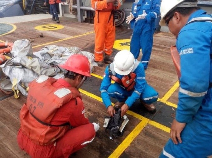Mảnh vỡ, hành lý, điện thoại trôi nổi tại nơi máy bay Indonesia rơi ảnh 1
