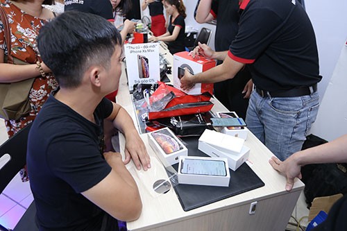 iPhone XS và XR chính hãng bắt đầu bán ở Việt Nam ảnh 1