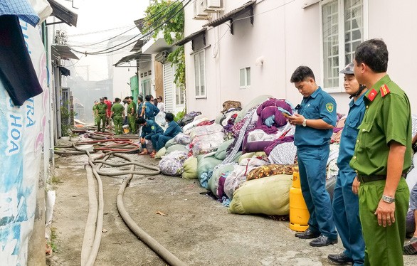Xưởng đúc tượng ở Thủ Đức cháy dữ dội, cháy lan xưởng vải, xưởng gỗ ảnh 2