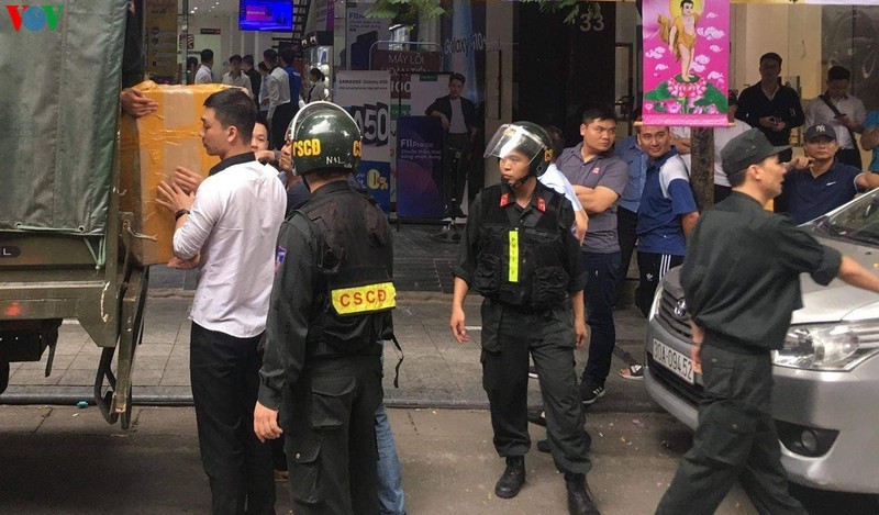 Bắt tạm giam anh trai của ông chủ chuỗi cửa hàng Nhật Cường Mobile ảnh 1
