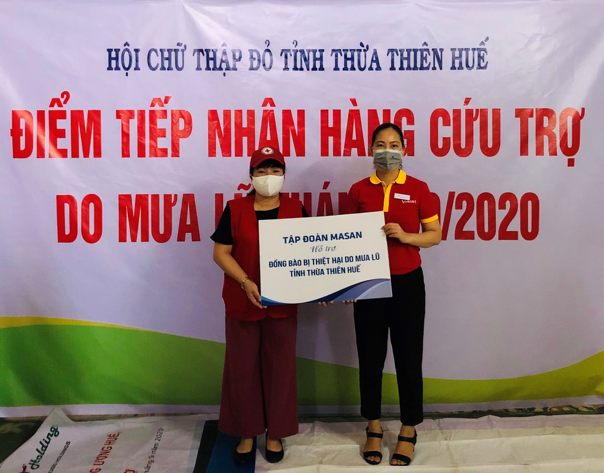 Đại diện Kl994 game bài casino hấp dẫn Masan trao quà hỗ trợ cho Hội Chữ Thập Đỏ tỉnh Thừa Thiên Huế.