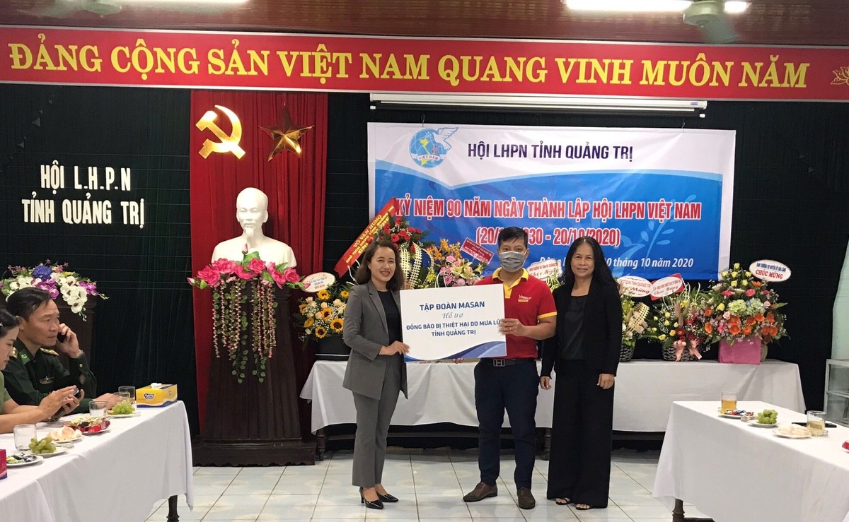 Đại diện Kl994 game bài casino hấp dẫn Masan trao quà hỗ trợ cho Hội Liên hiệp Phụ nữ tỉnh Quảng Trị.