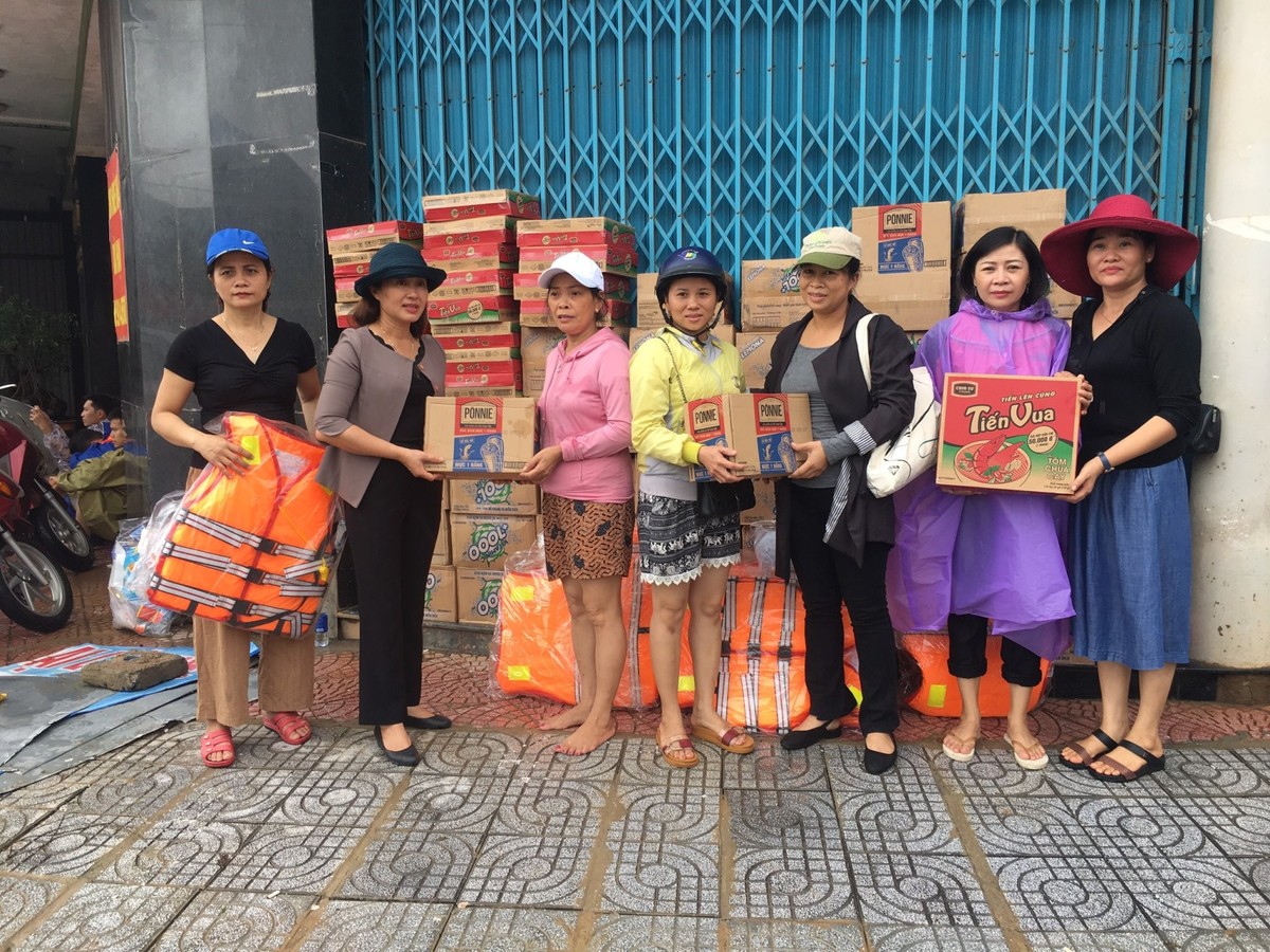 Hội LHPN tỉnh Quảng Trị trao quà là các sản phẩm thiết yếu do Masan hỗ trợ cho bà con tại địa phương.