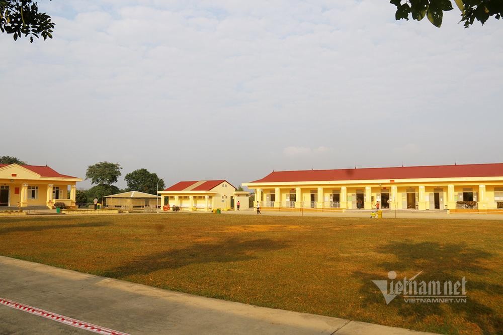 Khu cách ly ở Trung đoàn Pháo binh 58 gồm nhiều dãy nhà, nằm trong khuôn viên thoáng mát, rộng rãi.