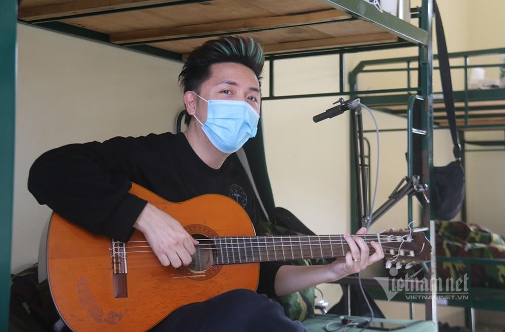 Một ca sĩ cũng thuộc diện cách ly ở Trung đoàn Pháo binh 58. Thỉnh thoảng, anh lại chơi đàn, hát cho mọi người nghe.