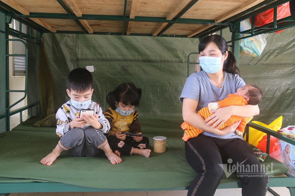 Một bà mẹ khác và 3 đứa con nhỏ trở thành F1 khi người chồng nhận kết quả dương tính.