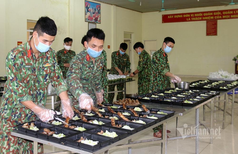 Bữa cơm cách ly được các chiến sĩ chuẩn bị dựa trên các tiêu chí: đảm bảo vệ sinh, đủ chất dinh dưỡng và thay đổi đa dạng.
