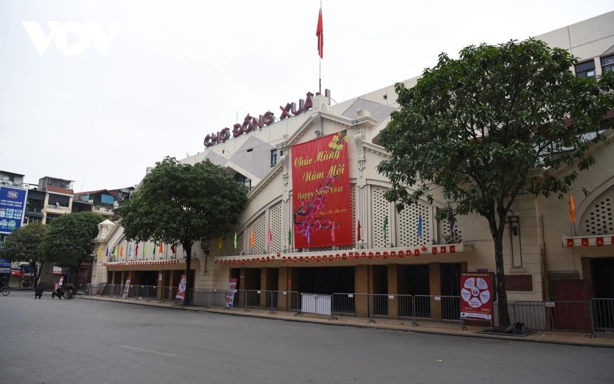 Trước cửa chợ Đồng Xuân.