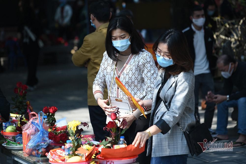 Mâm lễ cầu duyên ngoài hương, tiền vàng, không thể nào thiếu vài bông hoa hồng với tờ sớ cầu duyên.
