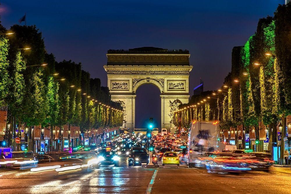 Những đại lộ nổi tiếng như Champs-Elysees là điểm không thể không đến với du khách.
