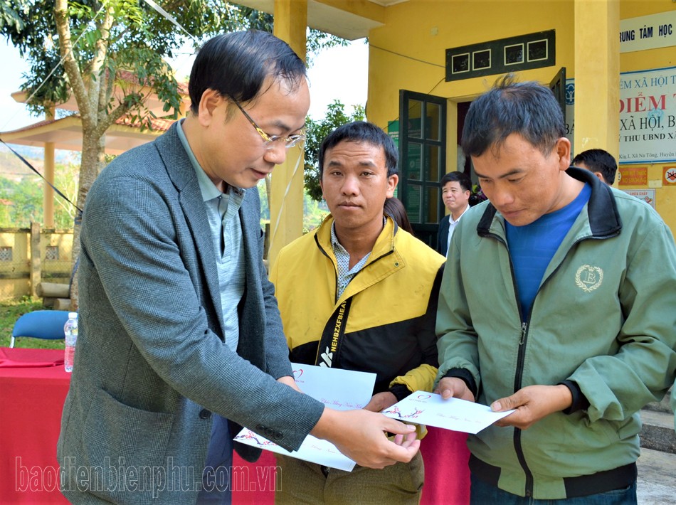 Ông Đặng Tuấn Khánh, Ủy viên Ban Biên tập Báo Kl99ok phiên bản mới trao quà cho người nghèo xã Na Tông.