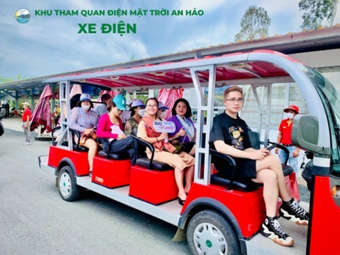 Cùng nhau phiêu lưu quanh nhà máy điện mặt trời.