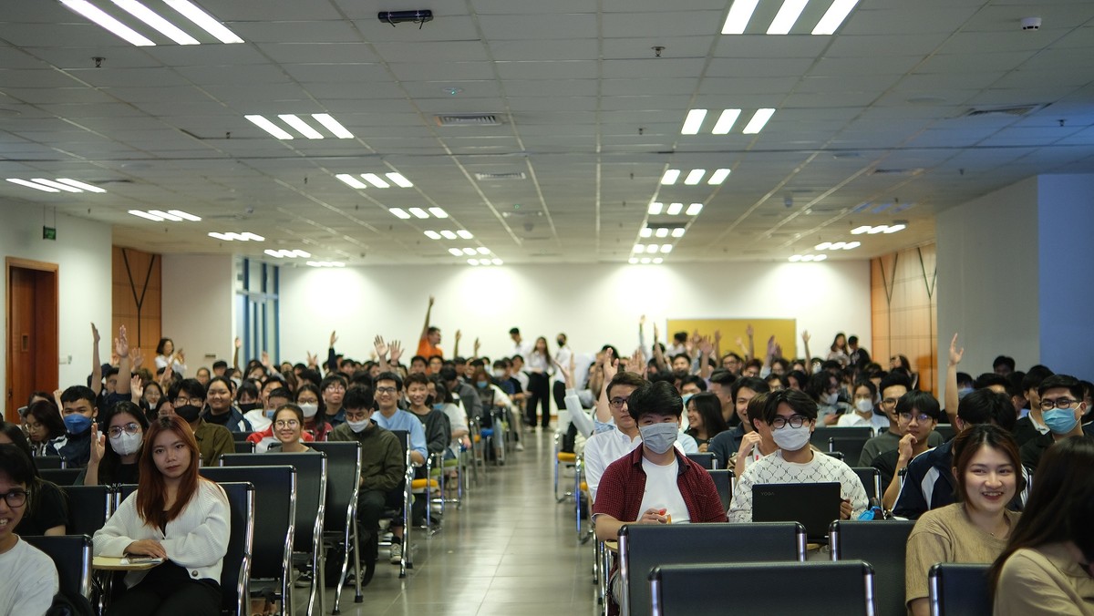 Các sinh viên hào hứng trong phần hỏi đáp.