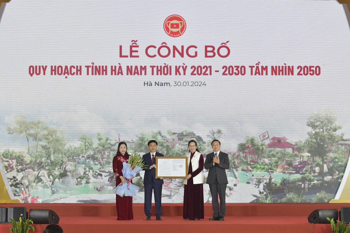 Phó Thủ tướng Trần Hồng Hà trao quyết định phê duyệt quy hoạch tỉnh Hà Nam