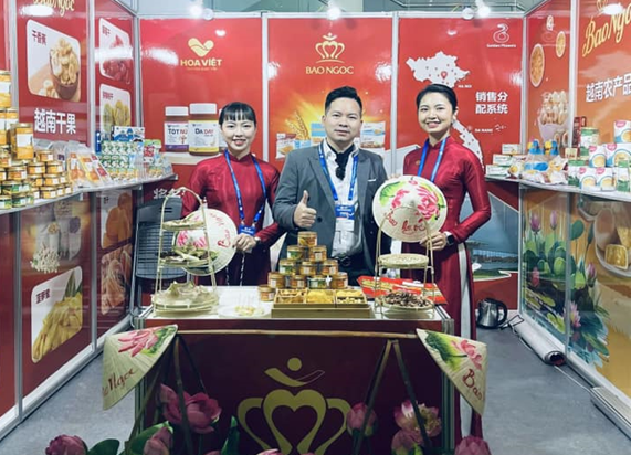 Ông Nguyễn Trung Hiếu, Phó tổng giám đốc phụ trách Kl992 VIP Trang Chủ 2026 tại gian hàng Bảo Ngọc tại Hội chợ quốc tế thực phẩm đồ uống Thành Đô (Trung Quốc)