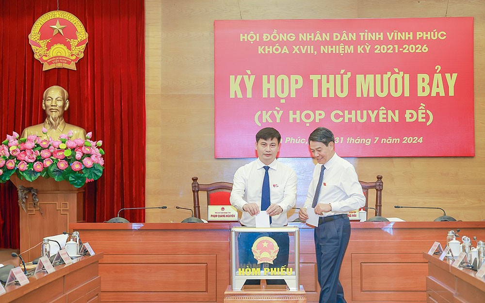 Các đại biểu HĐND tỉnh Vĩnh Phúc bỏ phiếu bầu Chủ tịch UBND tỉnh nhiệm kỳ 2021 - 2026. (Ảnh: Trà Hương/ Báo Vĩnh Phúc).